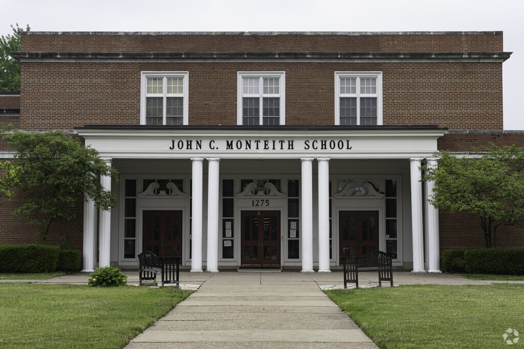 John C. Monteith School front entrance in Grosse Pointe Farms.