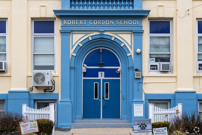 The student-teacher ratio in Robert Gordon School is 8 to 1.