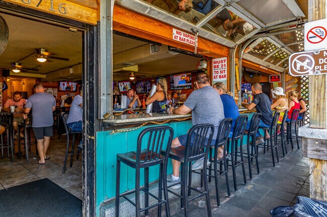 Dead Bob's has an outdoor bar attached to the inside bar so you can enjoy both vibes.