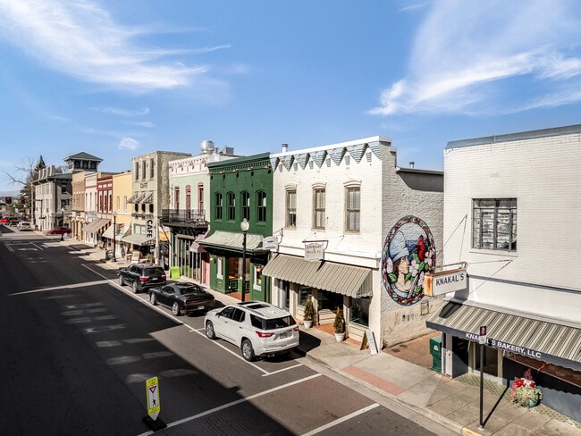 Spend the weekends perusing shops & local restaurants like It's About Thyme, Knakal's Bakery, Flavor on Main & more! Plus, big box stores are only a few minutes from Laurel Park.