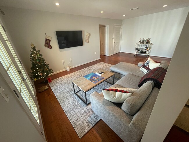 4069 S Four Mile Run Dr unit 401, Arlington, VA 22204 - photo 6