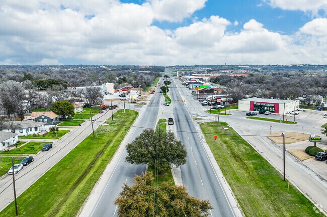 River Oaks Boulevard is the main thoroughfare bisecting River Oaks.