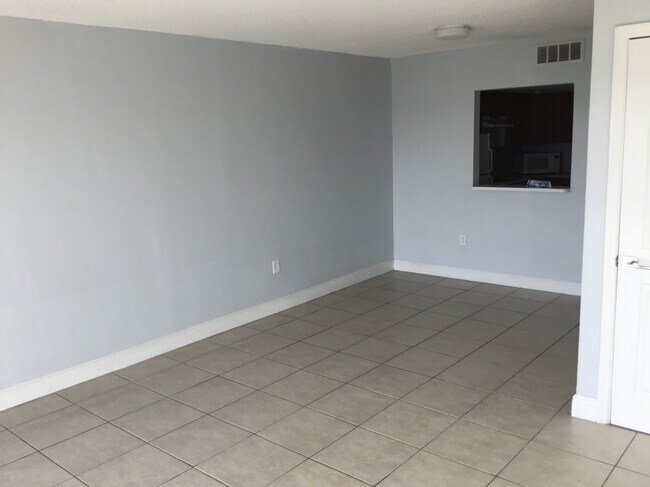 9375 Fontainebleau Blvd unit L422, Miami, FL 33172 - photo 4