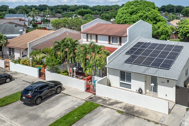 Make your life an amazing one living in Lake of Acadia in Miami, FL.