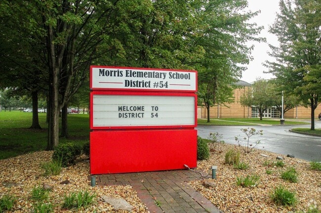 White Oak Elementary School serves students in the Grundy County community.