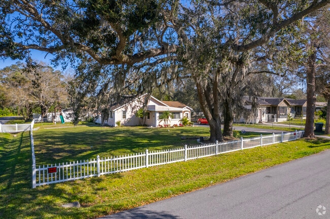 Florida, ranch-style home within the Ruskin, FL neighborhood.