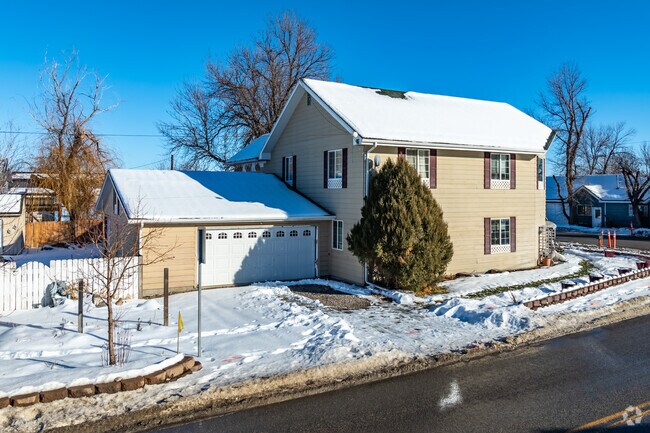 Cozy national folk homes are available near the town center in Huntley.
