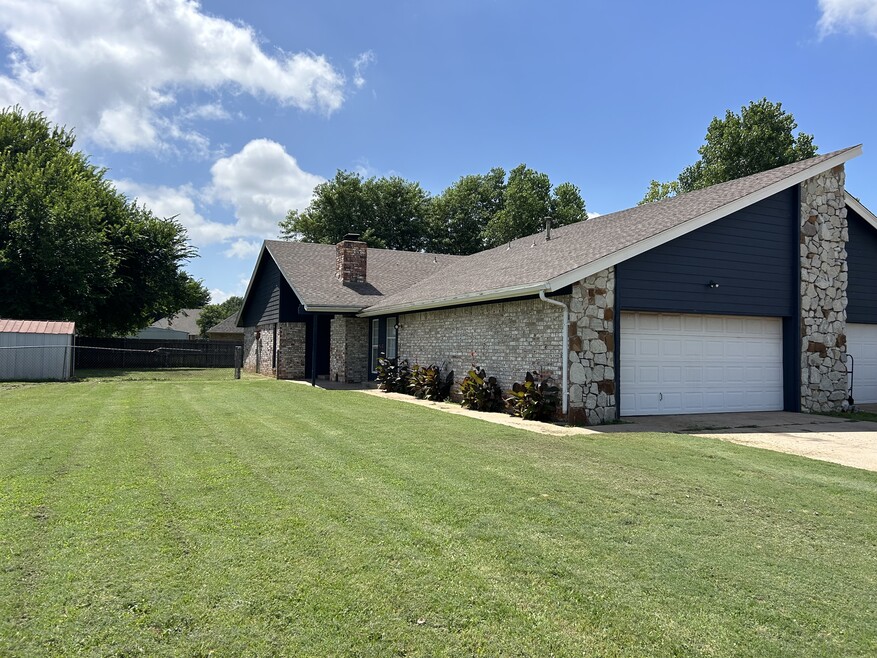 607 N Robin Way, Mustang, OK 73064 - photo 1