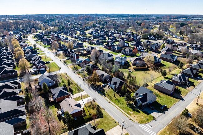 White House offers a small-town feel 26 miles from downtown Nashville.