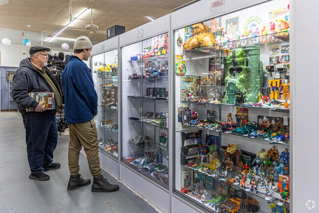 Wally’s Treasures in Ken-O-Sha Park offers a variety of antiques and collectibles.