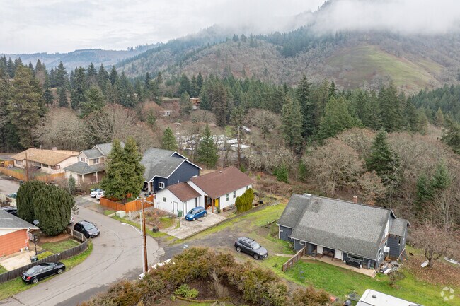 Residents can enjoy the natural beauty of the Pacific Northwest in White Salmon.