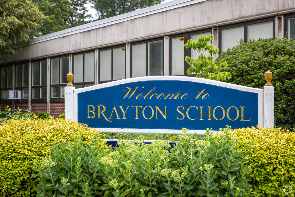The welcome sign at Brayton School, an elementary school located in Summit, NJ.