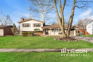 225 Lincolnshire Dr, Crystal Lake, IL 60014