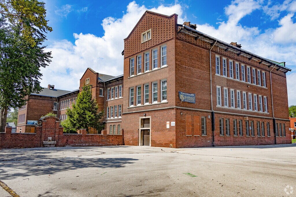 Farragut Elementary School building in Greater Ville.