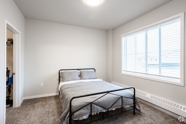 2BR, 2BA - 971SF - Primary Bedroom