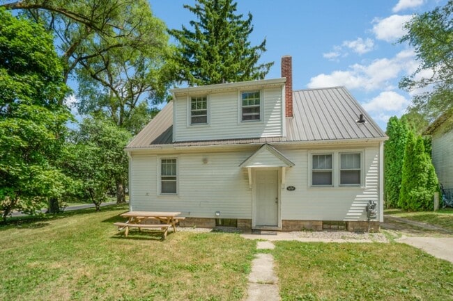 806 Douglas St, Mount Pleasant, MI 48858 - photo 3