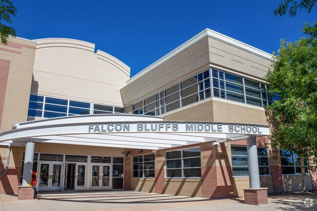 Niche grades Falcon Bluffs Middle School a B-.