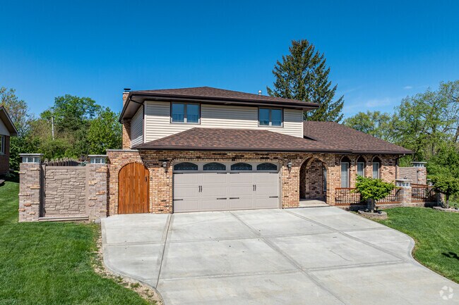 Home prices in Sandburg fall between $400,000 and $600,000.