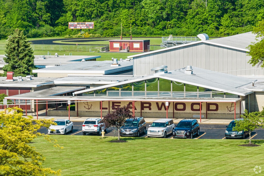 Learwood Middle School
is nestled in the Avon Lake neighborhood.