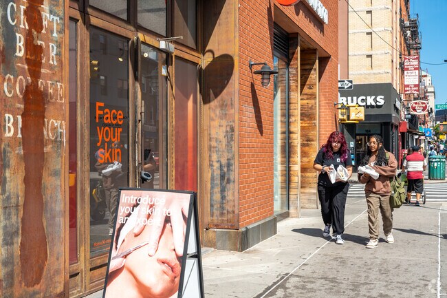 Enjoy the shops and restaurants along Smith St in Boerum HIll.