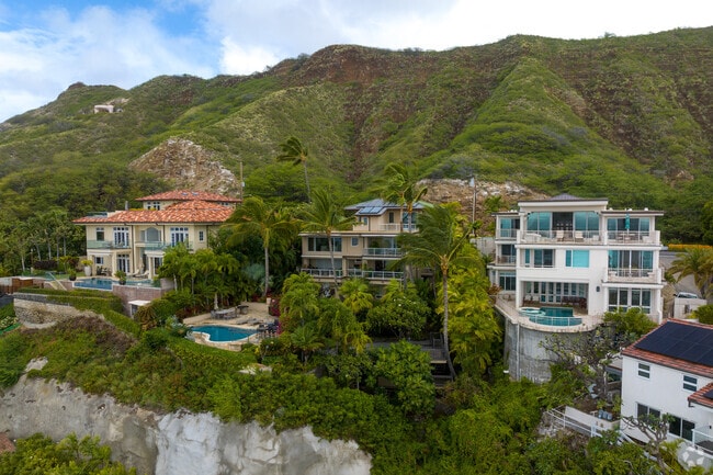Luxury homes built into the cliffsides of Kāhala.