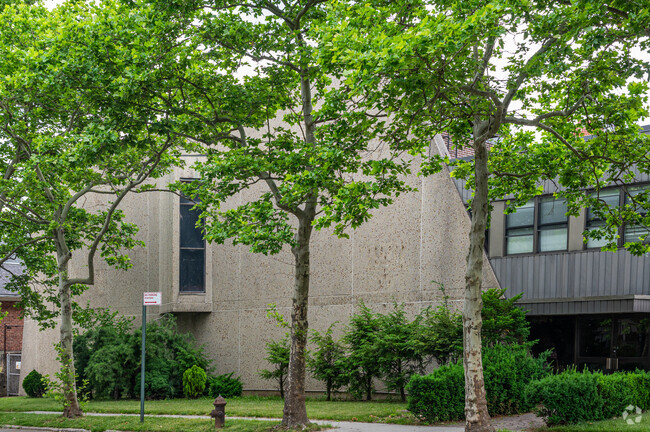 Bayside Oaks School serves grade 3-7.