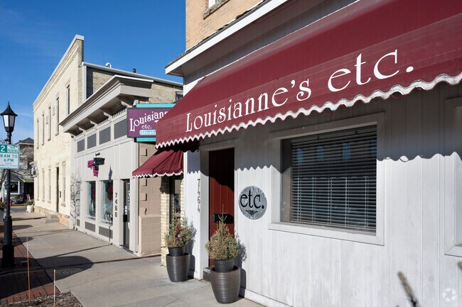 Louisanne's Etc. in the Town of Middleton offers cajun food, plus live music on busy nights.