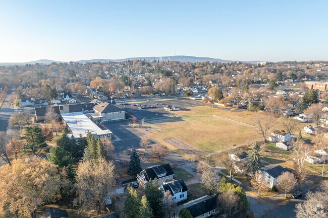 Newman Catholic Elementary School at St. Anne Parish has a student-teacher ratio of 11 to 1.