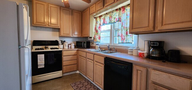 817 W Commercial St, Lyons, KS 67554 - photo 5