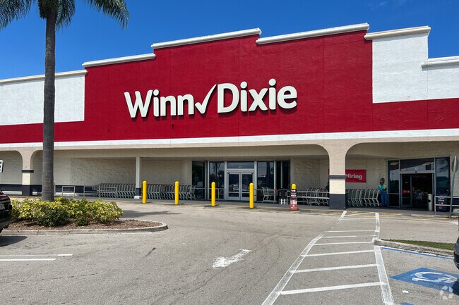 The Lakewood Park neighborhood has several grocery options.