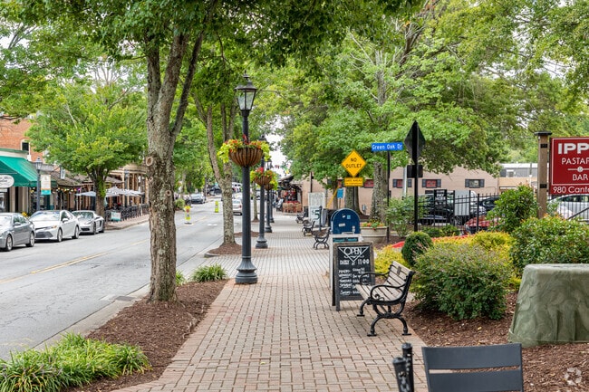 Roswell residents have easy access to many retail and dining options.