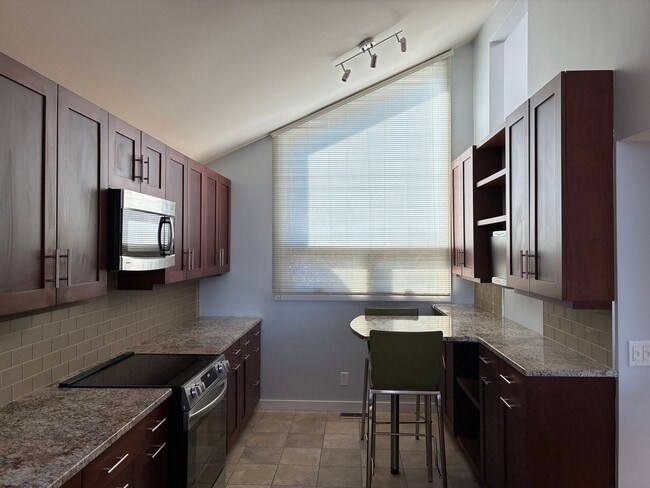 1040 Hatch St, Cincinnati, OH 45202 - photo 3