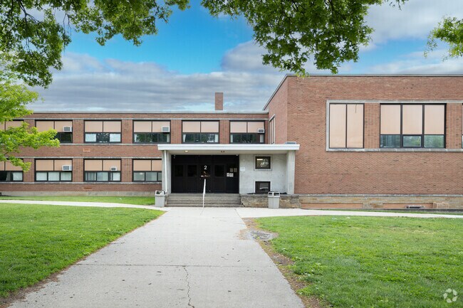 Washington Entrance Junior High houses grades 7-8 with a student-teacher ratio of 15 to 1.