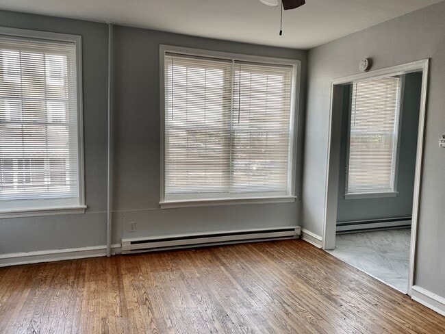 Entrance into Kitchen from livingroom