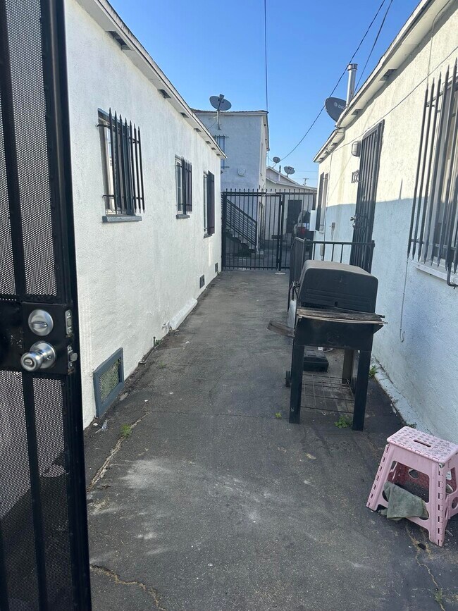 1032 W 95th St, Los Angeles, CA 90044 - photo 2