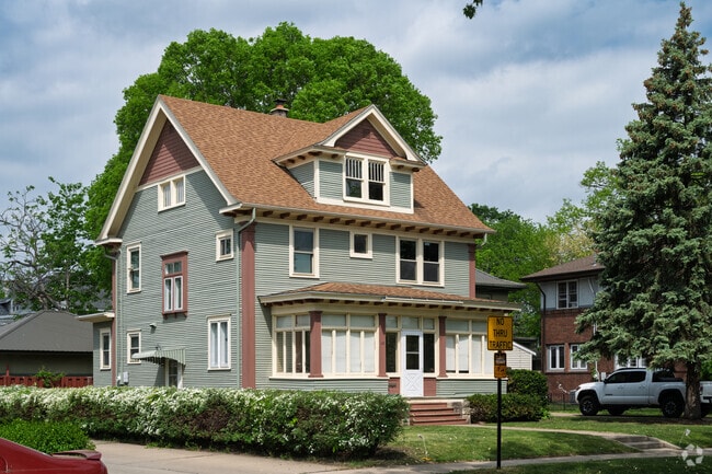Large homes with enclosed front porches is a common sight in the south western portions of Grandview Emerson.