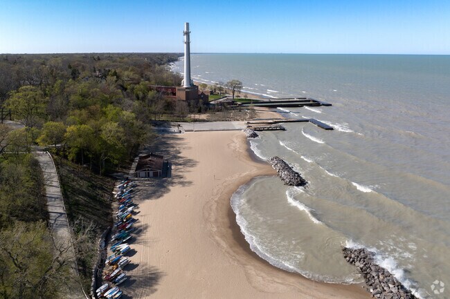 Lloyd Beach in Winnetka has a boat launch and paddleboard rentals.