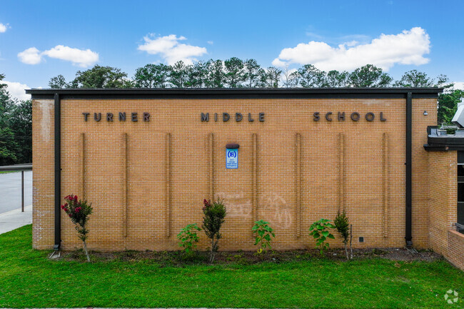 Turner Middle School has a student-teacher ratio of 18:1.