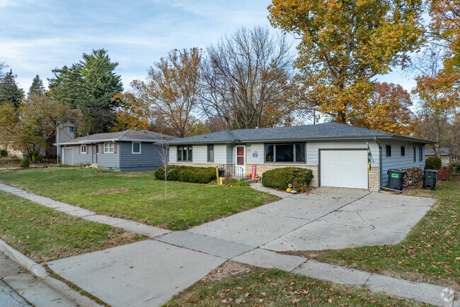Homewood’s ranch homes provide spacious yards perfect for outdoor fun.