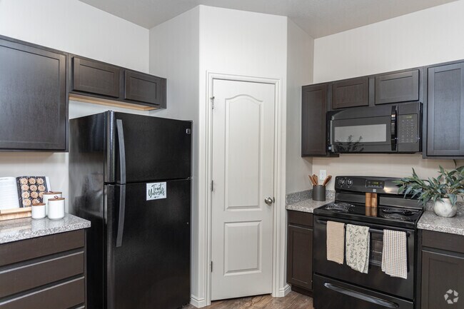 2BR, 2BA - 1,003SF - Kitchen