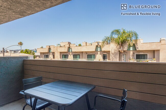 110 S Sweetzer Ave unit FL2-ID1107, Los Angeles, CA 90048 - photo 5