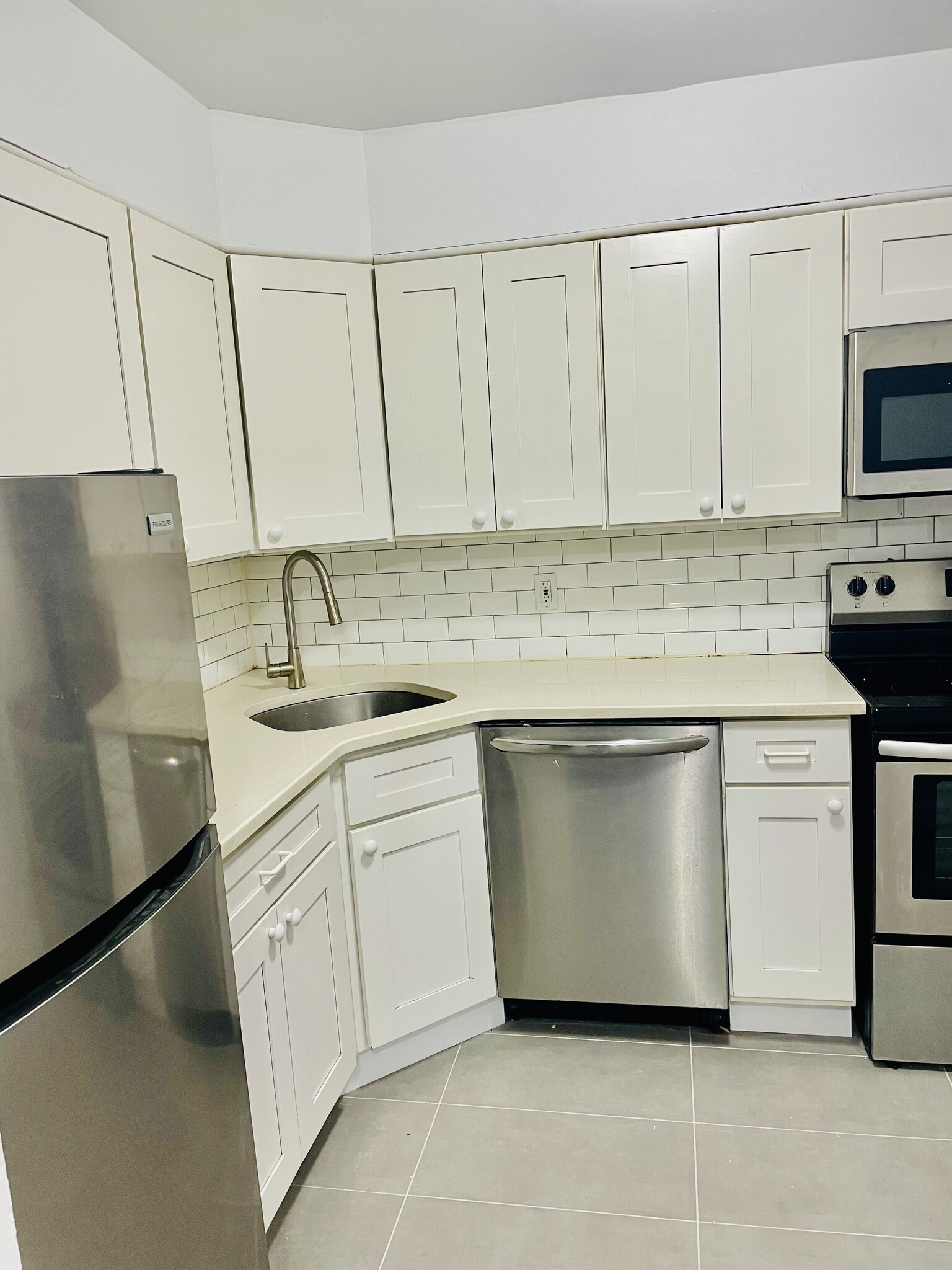 243 W Post Rd unit F, White Plains, NY 10606 - photo 1