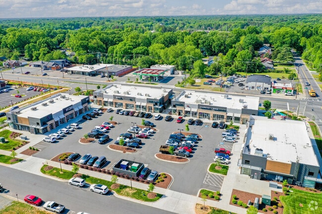 Oakhurst on Monroe Shopping Photo 2