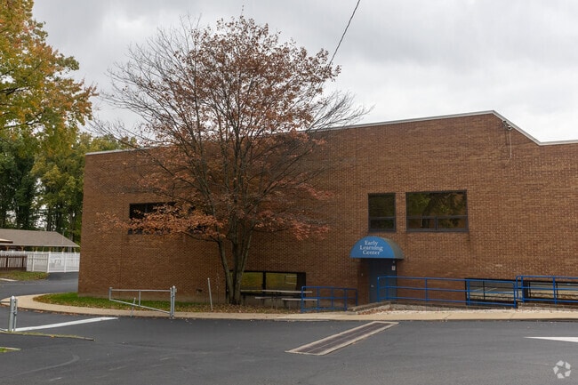 Akiva Academy provides private education in the neighborhood of 
North Heights