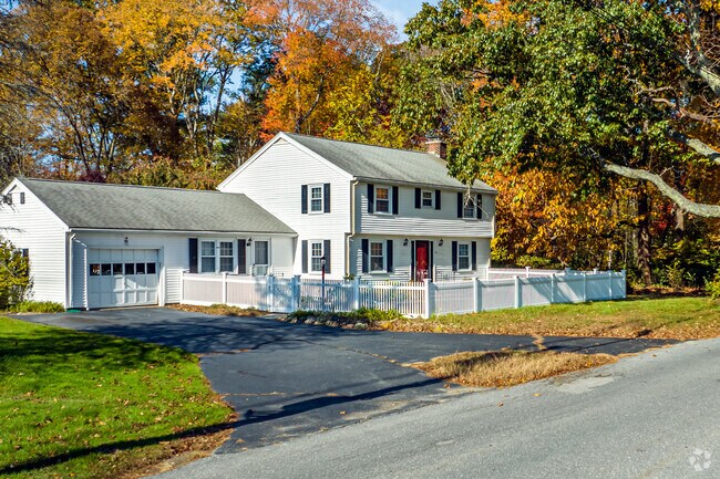 There are many split level homes in Northborough.