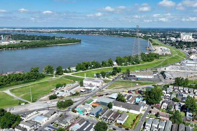 The Mississippi river makes a 90 degree turn at Leonidas.