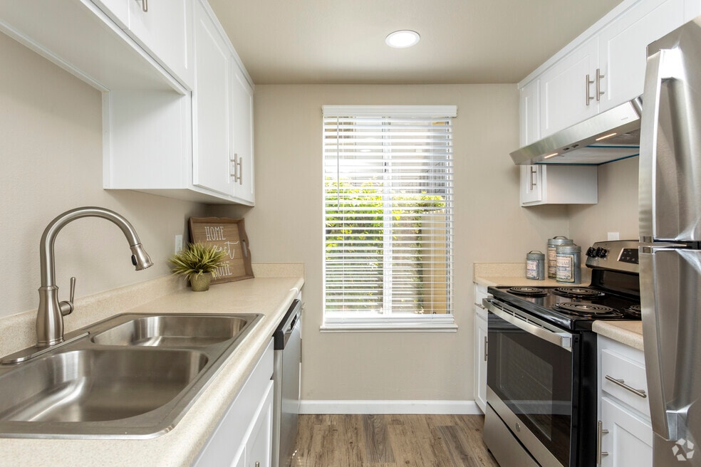 Merit Manor, Clovis, CA 93612 - photo 1