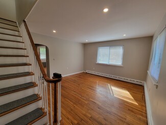 13 Mercer St, Edison, NJ 08820