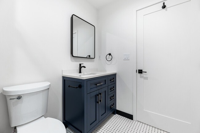 bathroom vanity/mirro