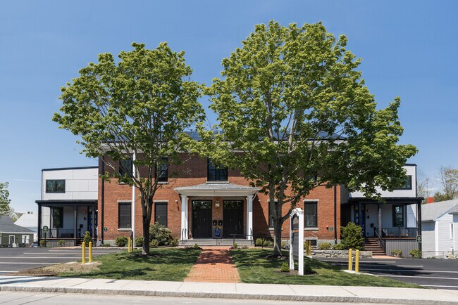 16 Pierce St unit 2, Dover, NH 03820 - photo 2